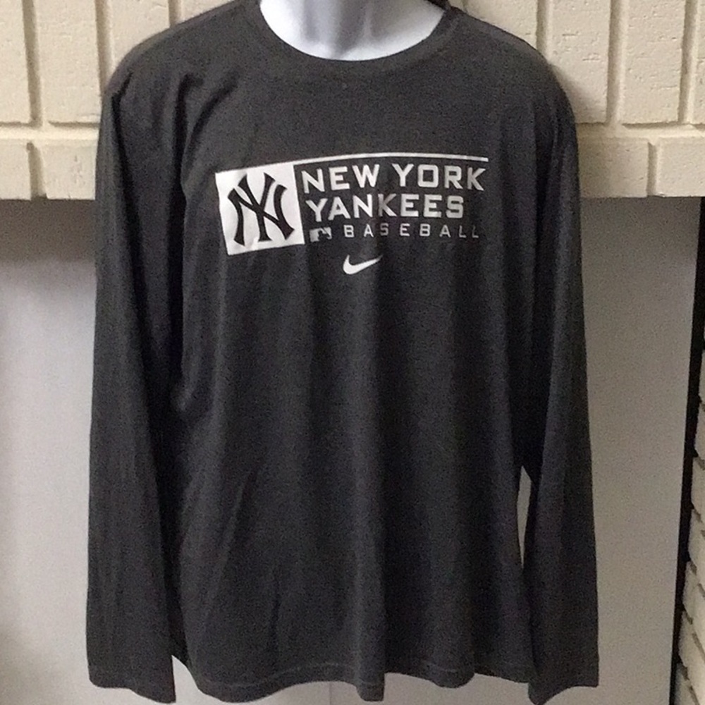 New York Yankees Authentic Collection Long sleeve T-shirt.